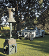 頑丈そうで無骨なアルミ・スペースフレームはBMWのディンゴルフィング工場で組み立てられる。標準タイアは約20インチのミシュランPAX、オプションで21インチのグッドイヤーEMTが用意される。