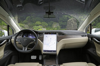 ガラスがルーフ方向まで大きく回り込んだ「パノラミックウインドシールド」が採用されている。