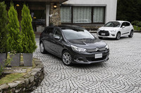 右は追って発売が予定されている「DS4」。C4と同じシャシーが用いられるが、デザインや走行性能において異なったキャラクターを作り出したというモデル。