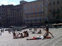 シエナ・カンポ広場のけだるい午後。