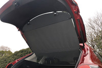 リアゲートの開閉に連動するカラクリトノカバー。「20C」以外の全てのグレードに装備される。