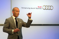 アウディジャパンのドミニク・ベッシュ社長。競合他社に比べアウディの販売台数が伸びた理由を「環境対応車の多さ、認知度が上がったこと、ディーラーネットワークの拡大」によるものと分析する。
