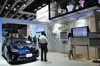 こちらはスマートホーム事業の展示エリア。太陽光パネルと家庭用蓄電池を利用したホームマネジメントシステムが紹介されていた。
    