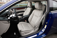 前席には10ウェイパワーシートが装備される。