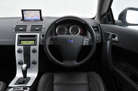 「C70」には、新開発のドア内蔵型インフレータブルカーテンが標準装備される。これはドアから上方に飛び出すタイプの頭部側面衝撃吸収エアバッグで、世界初（ボルボ調べ）となる装備だ。