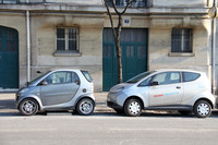 「ブルーカー」は4人乗りだけあって、初代「スマート」と並ぶとそれなりに大きい。