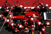 タイヤにきついマニクール。理屈の上では4ストップは有効だったが、そのぶんリスクも大きくなる。フェラーリ／シューマッハーは、マシンの速さを活かしながら、4回のピット作業をミスなくこなし、そして勝利した。（写真＝フェラーリ）