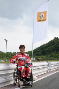 青木拓磨選手は今回は手だけで運転できるカートを駆って参戦した。普段はルノー・ジャポンのサポートにより、手だけで運転できる「コレオス」に乗っているそうだ。
