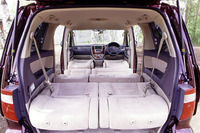 前席から3列目まで、すべてのシートをフルフラットにすることも可能。2列目と3列目を向かい合わせにしたり、2列目のシートバックを前に倒し、3列目でテーブルとして使うなど、シートアレンジは多彩だ。