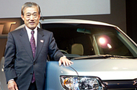 「お客様の多様化するニーズに応えるために登場した、ホンダ4車種目の軽乗用車」とゼストを説明した、本田技研工業の福井威夫社長。