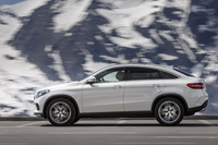 弧を描くルーフラインが印象的な「GLEクーペ」のサイドビュー。