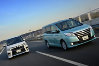 2014年1月にデビューした、3代目の「ノア」（写真右）と「ヴォクシー」（同左）。フロントのデザインをはじめ、異なる個性が与えられた兄弟ミニバンである。