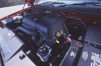 「エディバウアー」に新採用された4.6リッター“オールアルミ”V8ユニット。わずか1500rpmで最大トルクの90％を発生するという。なお、4リッターV6は、鋳鉄ブロックとアルミヘッドの組み合わせだ。
	 