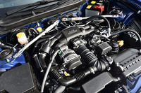 「BRZ tS」のエンジンは、基本的にベース車と共通。エンジンルームの奥に、2本の「フレキシブルVバー」が見える。
    