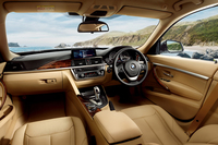 シート地は、ヴェネトベージュと名付けられた明るい色調のダコタレザーとなる。