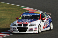 コース上には日本でもおなじみのクルマも。写真はプライベートチームの「BMW 3シリーズ」。
    