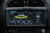 インストゥルメントパネルの中央には、10.2インチ静電式タッチスクリーンがレイアウトされる。（写真をクリックすると表示バリエーションが見られます）