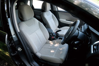 「セダクション」のシート地はファブリック。ステアリングホイールは標準で本革巻きだが、シフトパドルは6段ATをもつ上級グレードのみに与えられる。