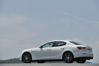 「ギブリ」の車両重量は1950kgと、「BMW 535i」（1750kg）や「メルセデス・ベンツE350アバンギャルド」（1780kg）はもちろん、4WD車の「アウディA6 3.0 TFSIクワトロ」（1850kg）より重い。
    