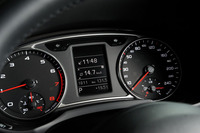 メーターは2眼式で、中央にインフォメーションディスプレイが装備される。
    