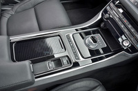 トランスミッションは8段AT。走行モードは円柱形のシフトセレクターの手前のスイッチで、「ダイナミック」「ノーマル」「エコ」「ウインター」から選べる。