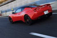 「エヴォーラ」は可変制御システムのDPM（ダイナミック・パフォーマンス・マネジメント）を全車に採用。スロットルレスポンスなどを切り替えることができる。
    