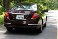 250XV：全長×全幅×全高＝4850×1795×1475mm／ホイールベース＝2775mm／車重＝1510kg／駆動方式＝FF／2.5リッターV6DOHC24バルブ（185ps/6000rpm、23.7kgm/4400rpm）／価格＝326万5500円（テスト車＝335万4750円／ETCユニット＝2万6250円／VDC＝6万3000円）
