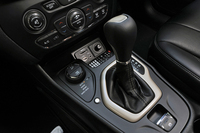 新型「チェロキー」のトランスミッションは、全車ZF製の9段AT。「リミテッド」では、シフトレバーの左前方に置かれる「セレクテレイン」のスイッチを切り替えることで、全4種類（AUTO、SNOW、SPORT、SAND/MUD）の走行モードを選択できる。
    