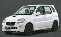 1台で街乗りからサーキットでのレースまで楽しめるクルマとうたった2001年「KeiスポーツR」。DOHCターボエンジンを積んだ「Keiスポーツ」の5MT、FF車のアクセサリー類を簡素化し、ロールケージ、4点式シートベルト、けん引フックなどを装備していた。
    