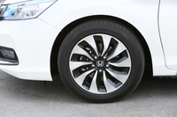 タイヤサイズは全車共通で225/50R17。テスト車にはダンロップの低燃費タイヤが装着されていた。
    