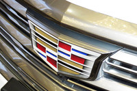 フロントグリルを飾るキャデラックのエンブレム。