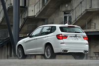 試乗車のボディーカラーはアルピンホワイト。「デコセット」と呼ばれるボディーサイドのデコレーションラインはゴールド。