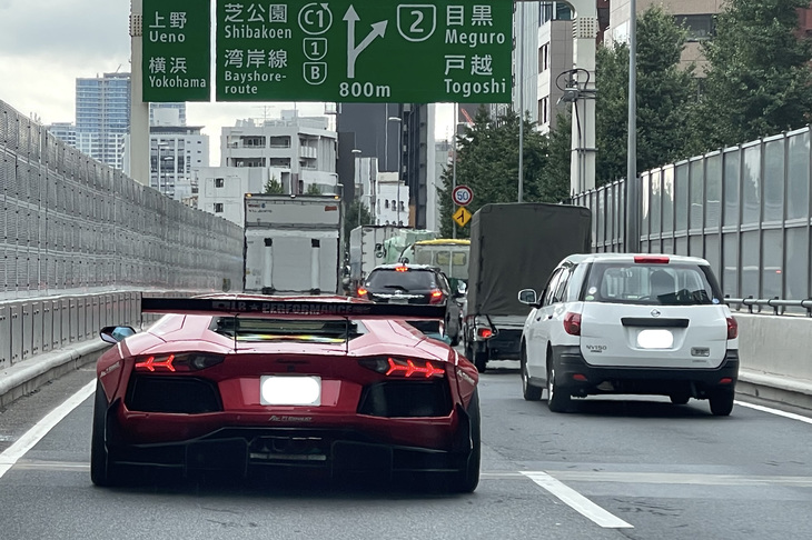 新型「シエンタ」で霞が関入口から首都高に乗り入れると、トンネル内でなんだかスゲェ音が響いた。と、次の瞬間、ベタベタな車高の「ランボルギーニ・アヴェンタドール」にブチ抜かれた。