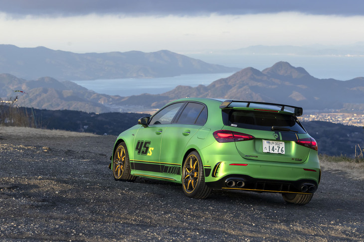 0-100km/h加速のタイムは3.9秒、最高速は270km/h（リミッター作動）。人目を引くクルマでもあり、その強大なパワーはしかるべき場所で解き放ちたい。