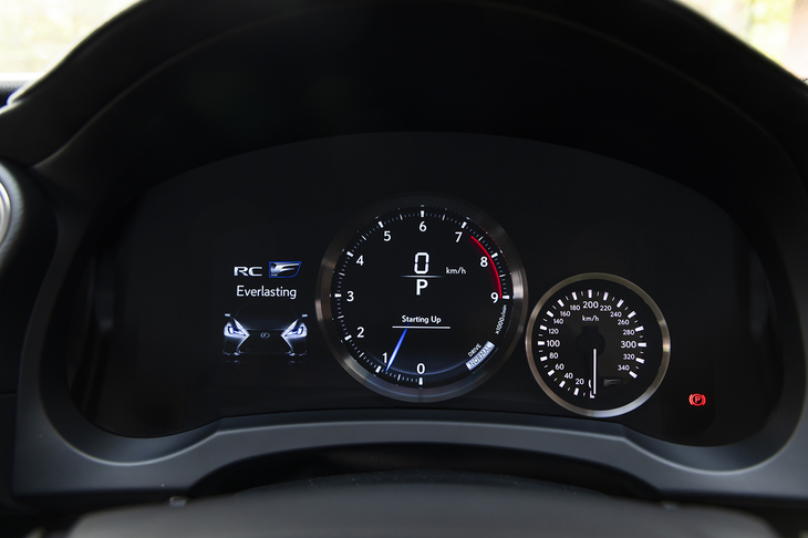 メーターパネルには“ファイナルエディション”専用の「RC F Everlasting」のオープニング画面を採用している。