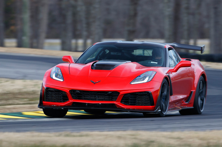 スーパーチャージャー付きの6.2リッターV8エンジンを搭載した、C7世代の「ZR1」。755hpの最高出力と969Nmの最大トルクを発生する。