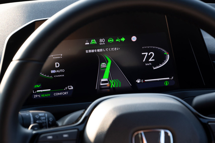 「レコメンド型車線変更支援機能」は、ハンズオフ走行機能の作動中に前走車に追いついたとき、周囲の状況に応じてシステムが車線変更（追い越し）を提案。ドライバーが承認すると、自動で車線変更するというものだ。