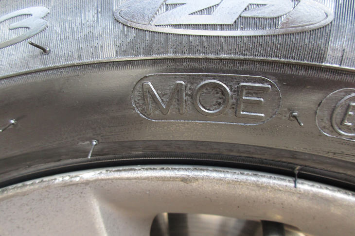 「MOE」のロゴは、メルセデス・ベンツ承認の証し。