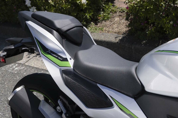 モーターを駆動する48Vのリチウムイオンバッテリーパックは、ライダーシートの下に搭載。車体にはバッテリーに冷却用の空気を送るダクトが設けられている。