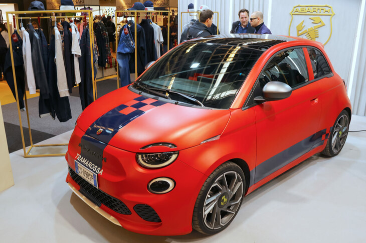 2025年1月に開催された第107回「ピッティ・イマージネ・ウオモ」会場で。これはアバルトと限定コレクションを展開することになったトラマロッサのブース。