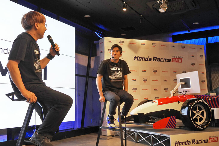 HRC岡 義友氏とレーシングドライバーの小出 峻選手によるトークセッションの様子。