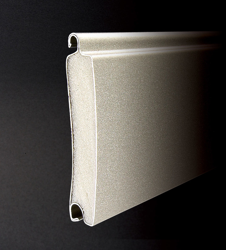 
	発泡ウレタンを充填したアルミロール成形スラットを採用することで、静音性を大幅に高めた御前様。動作音も低減されているため深夜や早朝でも周囲に気兼ねなく開閉操作を行えるのが特徴だ。機能はポルティエと同等。
	