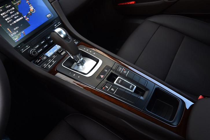 センターコンソールもマガホニーの装飾パネル（オプション）でドレスアップ。日本に導入される「タルガ4S」のトランスミッションは7段PDKのみで、マニュアルトランスミッションは用意されていない。