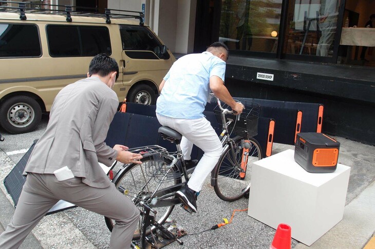 会場の外にも体験コーナーが用意されていたので、コンプリートを目指すべく片っ端からエントリー。これが、この日一番の大汗ポイント、ママチャリをこぎまくっての発電体験だ。結果は……そう、全然割に合わない感じで「やらなきゃよかった」「やってらんねー」レベルの電力しか発電できなかったのである。「じゃあやっぱり、Jackeryのソーラーパネルを買ってラクしましょうね！」の声が背後から聞こえてくるような（笑）？