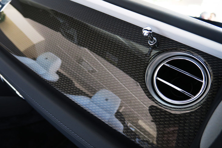 ダッシュボードには、直径0.014mmという極細の航空機用アルミニウム糸を向後に織り込んだ、カーボンファイバー製のパネルを採用している。