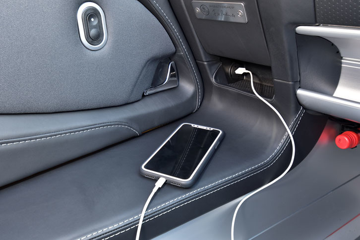 助手席側の小物入れの中には、USBソケットが設置されている。