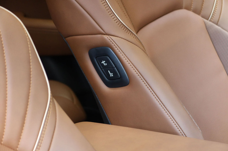 トヨタ・クラウン エステート（助手席の調節スイッチ）