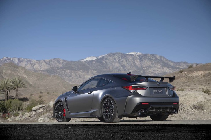 「トラックエディション」のトランク上に装備されるカーボン製の固定式リアウイングは、GT3仕様開発のノウハウを生かして設計されているという。