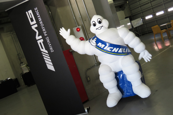 ピット内にビバンダム君を発見！ なぜ彼が会場にいるのかというと、ミシュランが「AMGドライビングアカデミー」を全面サポートしているからだ。