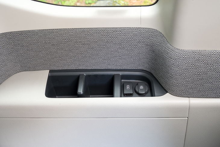 3列目用のUSB-Cは両サイドの壁にある。ここも定員3人に対して2口が備わっている。